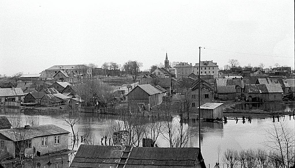 Kretingos panorama nuo dešiniojo Akmenos upės kranto, 1956-1957m. ebay aukciono nuotrauka.