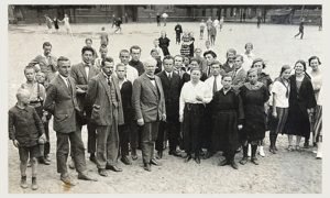 Kretingiškės moksleivės Jadvyga Grudzinskaitė (1-a iš dešinės) ir Liūnė Janušytė (2-a iš dešinės) Klaipėdos lietuvių gimnazijos kieme su pedagogais ir mokiniais. Trečias iš kairės direktorius Pranas Maišiotas, 4-as – lotynų kalbos ir istorijos mokytojas Kazys Trukanas. 1925 m. Jono Grudzinsko archyvas