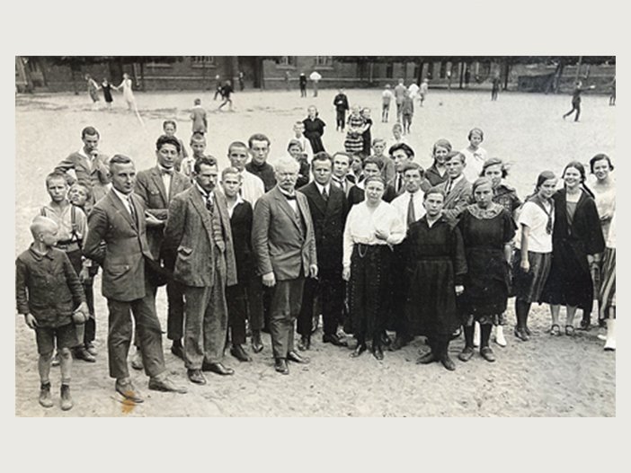 Kretingiškės moksleivės Jadvyga Grudzinskaitė (1-a iš dešinės) ir Liūnė Janušytė (2-a iš dešinės) Klaipėdos lietuvių gimnazijos kieme su pedagogais ir mokiniais. Trečias iš kairės direktorius Pranas Maišiotas, 4-as – lotynų kalbos ir istorijos mokytojas Kazys Trukanas. 1925 m. Jono Grudzinsko archyvas