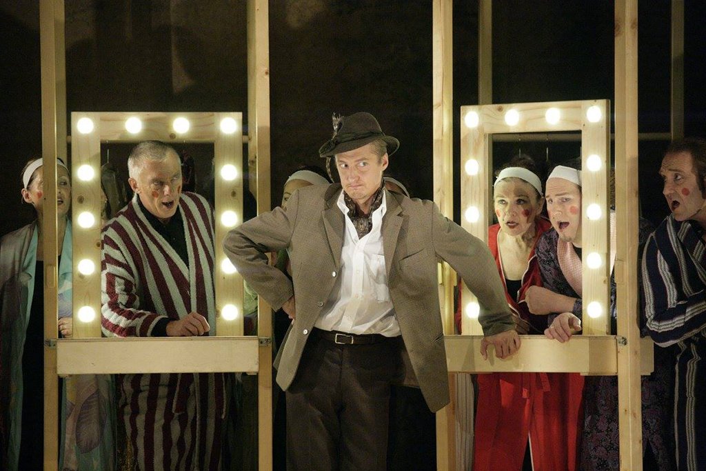 Evert Sooster dainavo Carl Zeller operetėje „Paukščių pardavėjas“ Passau teatre (Vokietijoje). Asmeninio albumo nuotr.