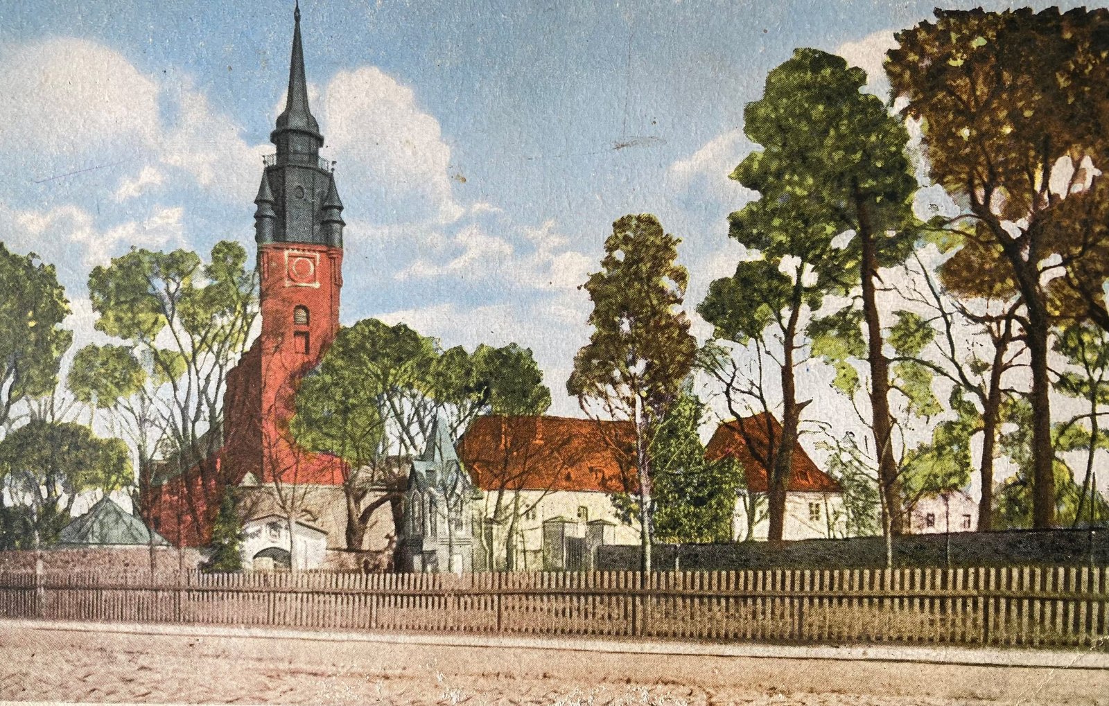Kretingos katalikų bažnyčia tarpukariu. XX a. 4-as deš. Spalvotas atvirukas iš autoriaus archyvo