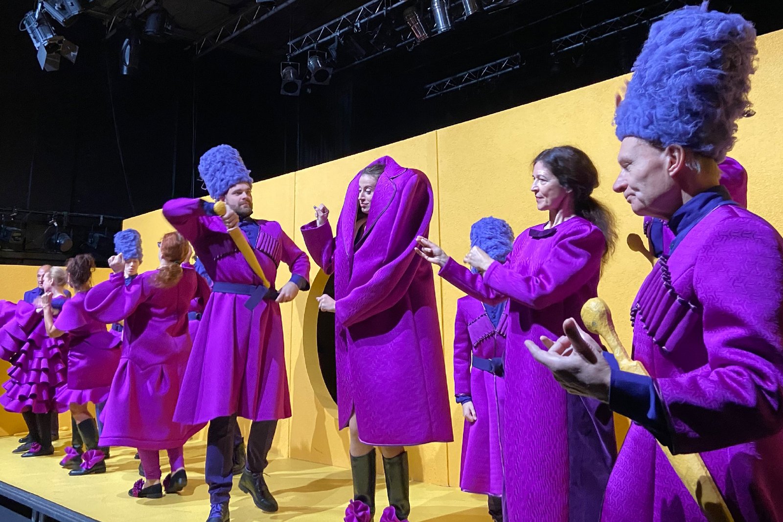 Komiškos operos „Meilės eliksyras“ kamerinė versija – lyg iš „Netflix“ serialo