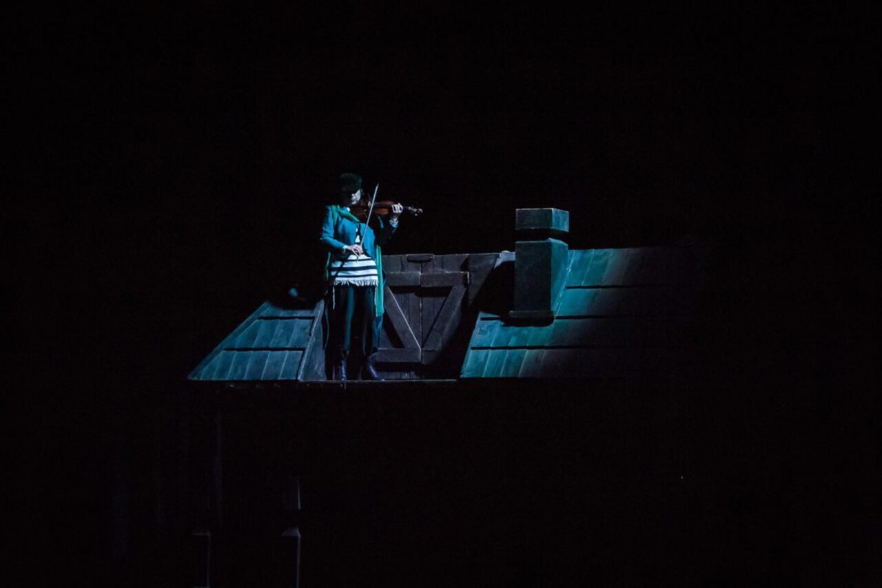 Miuziklas „Smuikininkas ant stogo“. Olesios Kasabovos nuotr.