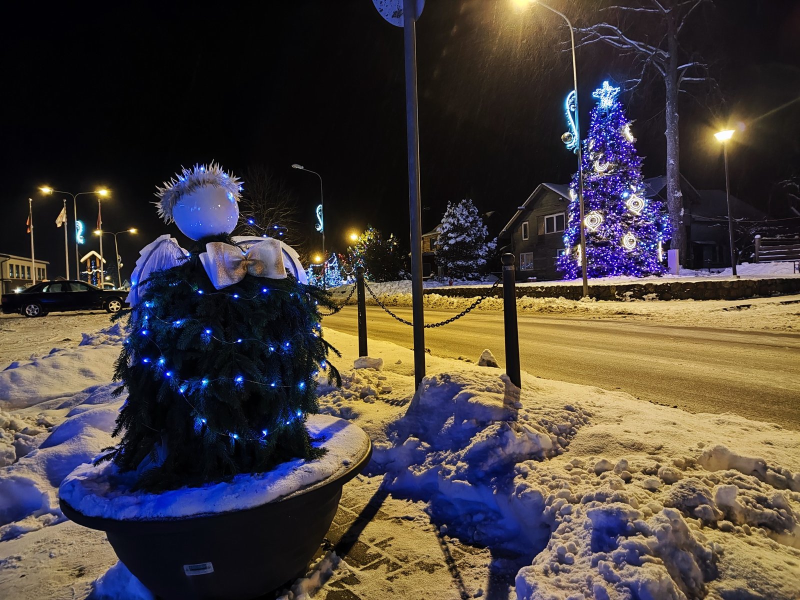 Darbėnai įžiebė Kalėdinę eglę