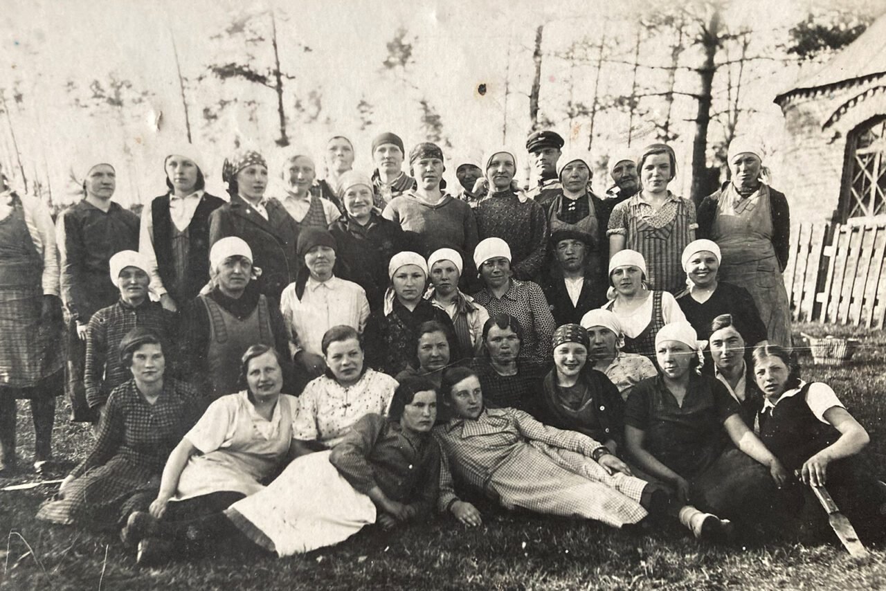 Darbėnų miestelio ir jo apylinkių talkininkai su girininku įsiamžinę prie Erškėtyno koplyčios po medelių sodinimo talkos XX a. 4-as deš. / Rupšių šeimos archyvas