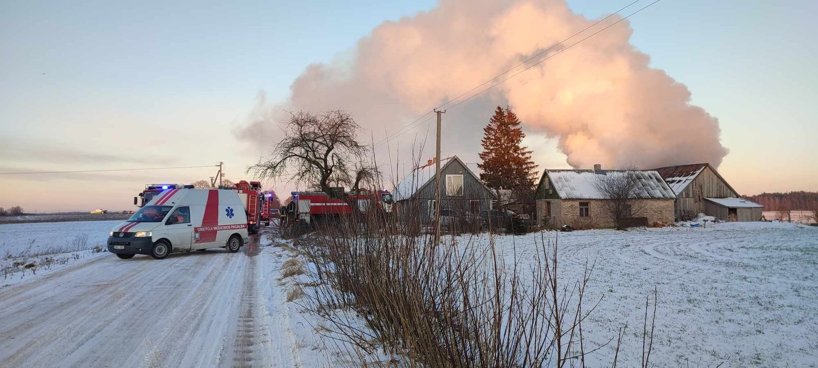 Kretingos rajone degė ūkinis pastatas: gesindamas gaisrą nukentėjo žmogus