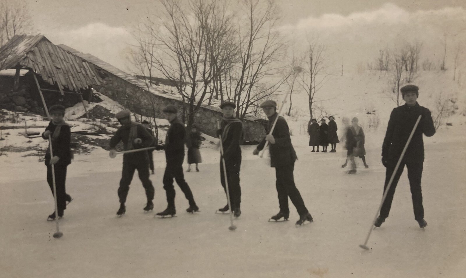 Kretingiškiai vaikinai pasirengę ledo žaidimui su kamuoliuku. 1923 m. Jono Grudzinsko archyvas