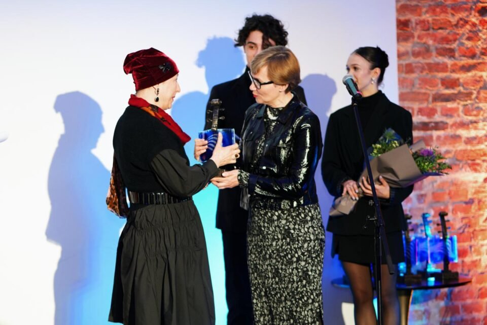 Apdovanojimą I. Karlonas teikia teatro vadovė L.Vilimienė. Dainiaus Kažukausko nuotr.