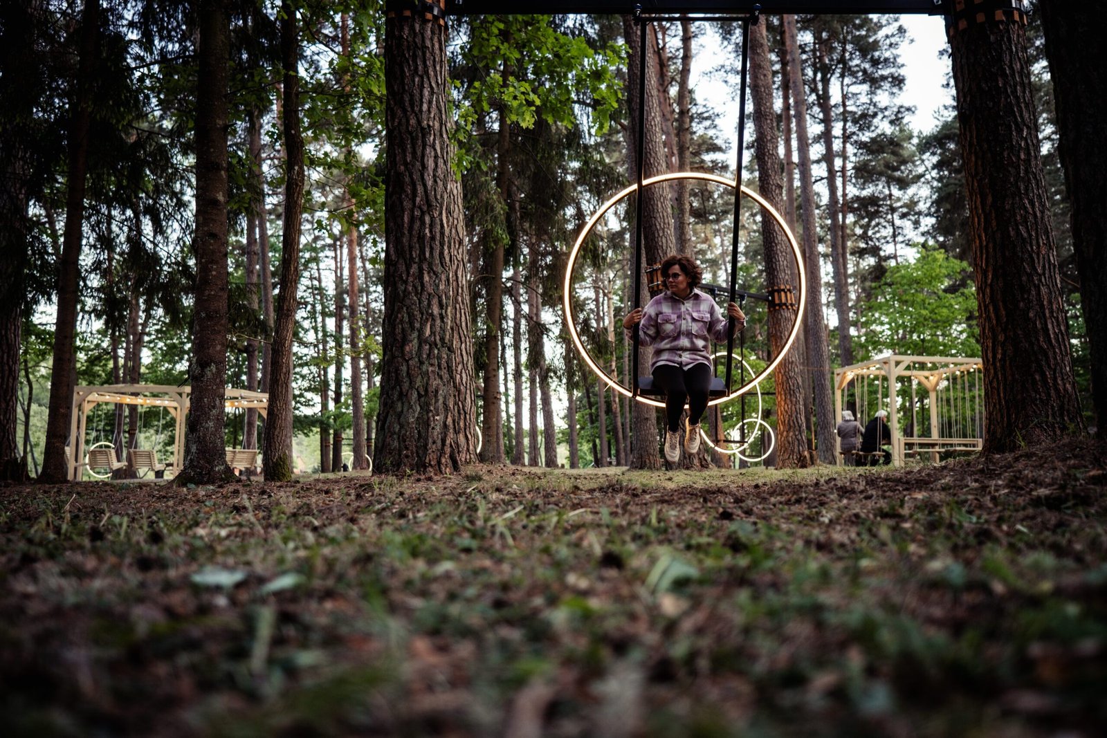 Šviečiančių sūpynių parkas Darbėnuose