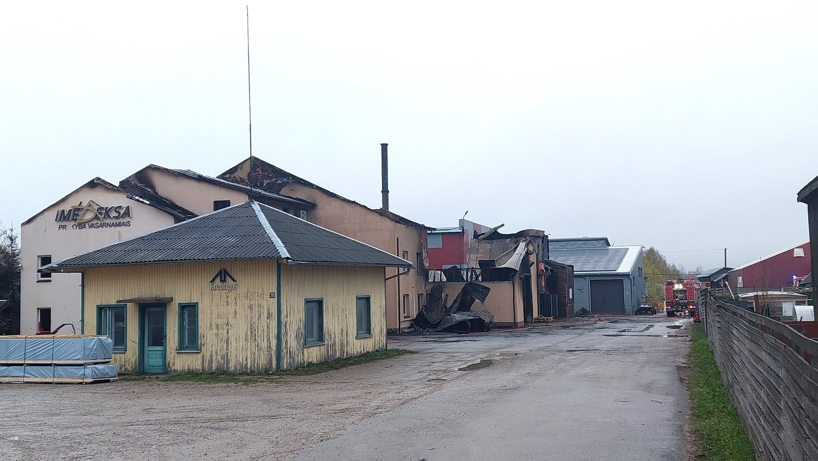 Meras dėkoja gaisravietėje dirbusiems ugniagesiams