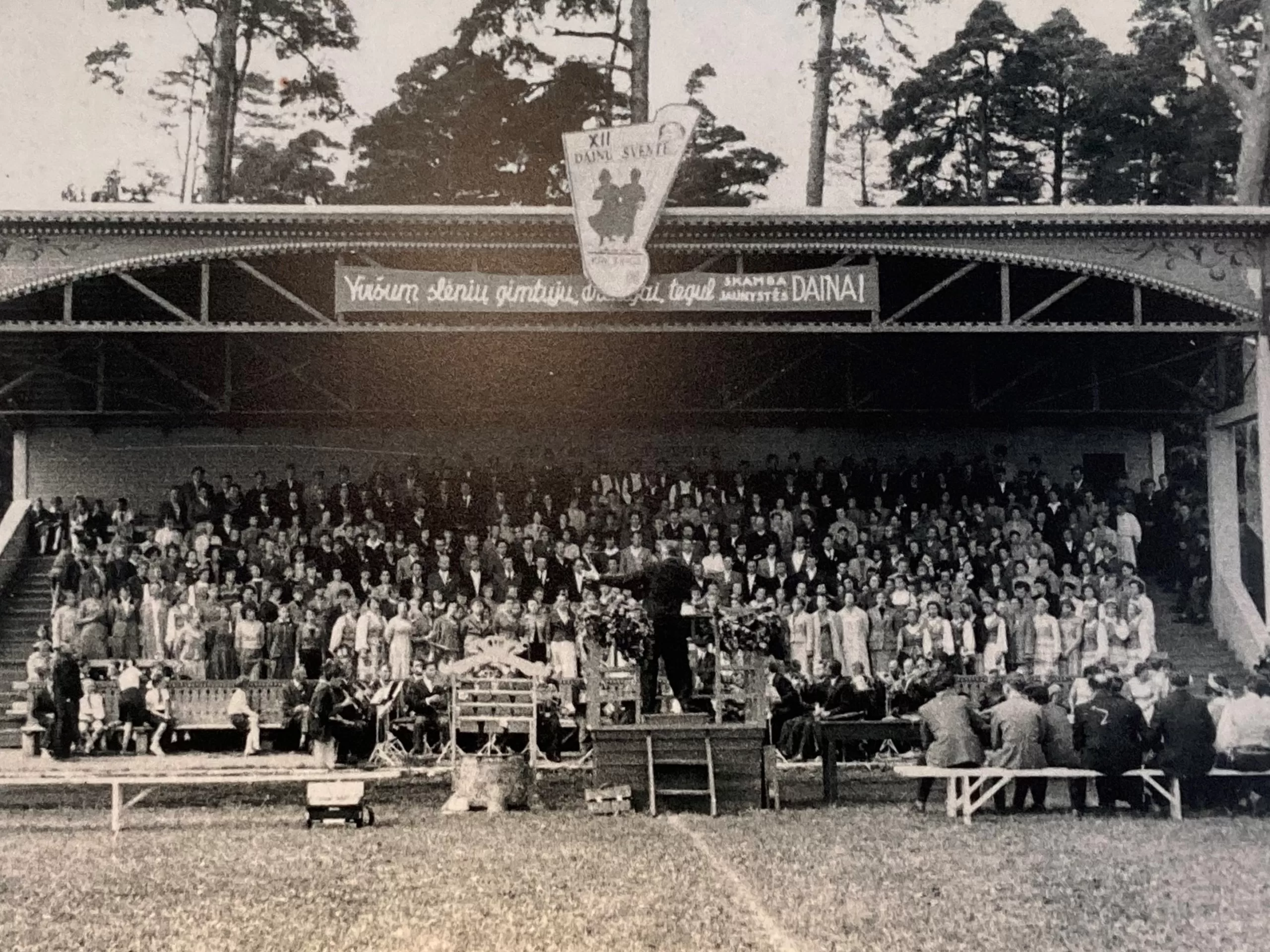 Dainų šventė Kretingos stadione 1961 m. Kretingos muziejaus nuotr.