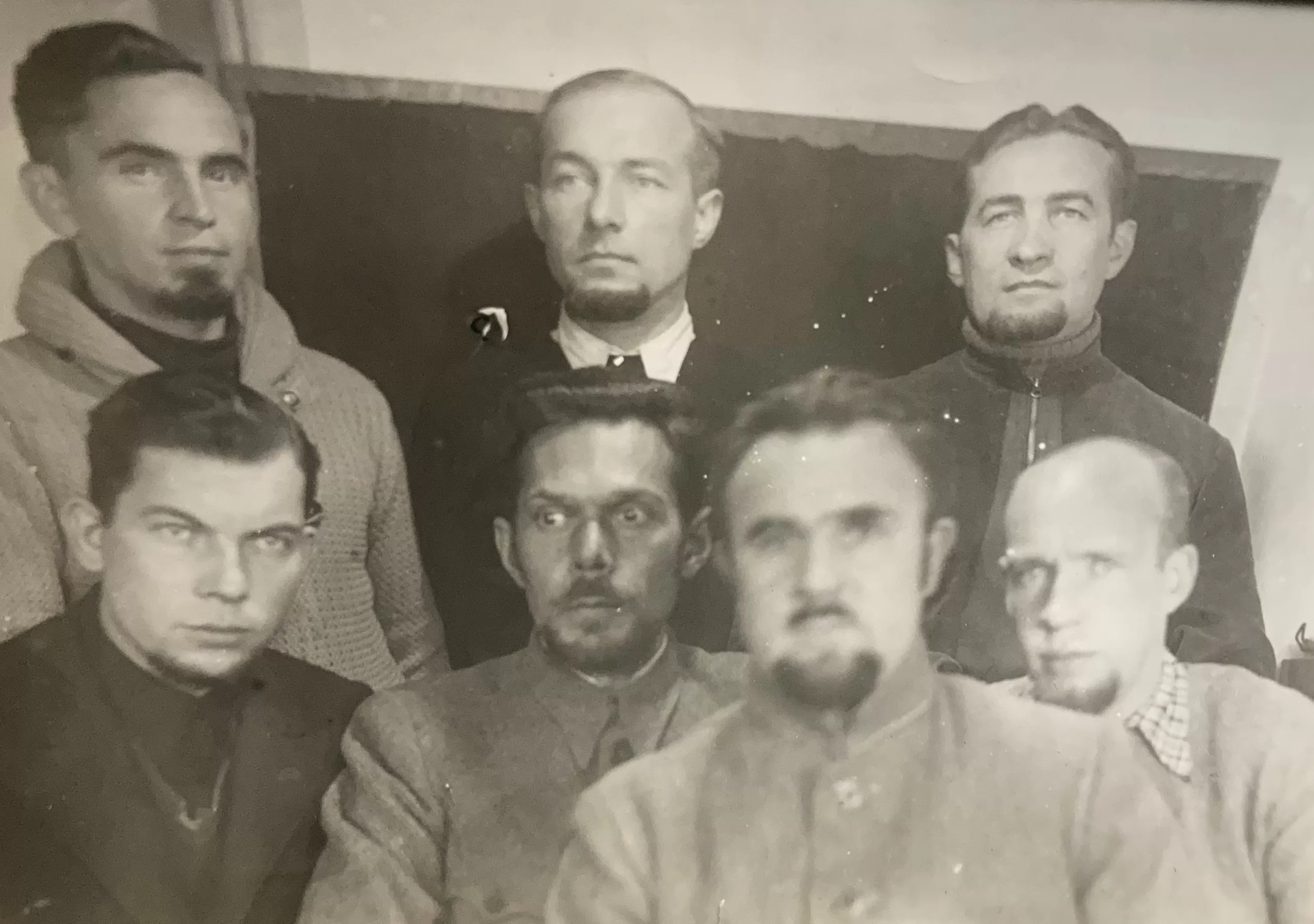 LLKS pogrindžio spaudos darbuotojų grupė Kauno sunkiųjų darbų kalėjime 1943 m. lapkričio 11 d., pažymint jų 100 dienų įkalinimą. Jonas Grudzinskas – pirmoje eilėje pirmas iš dešinės. Grudzinskų giminės archyvo nuotrauka