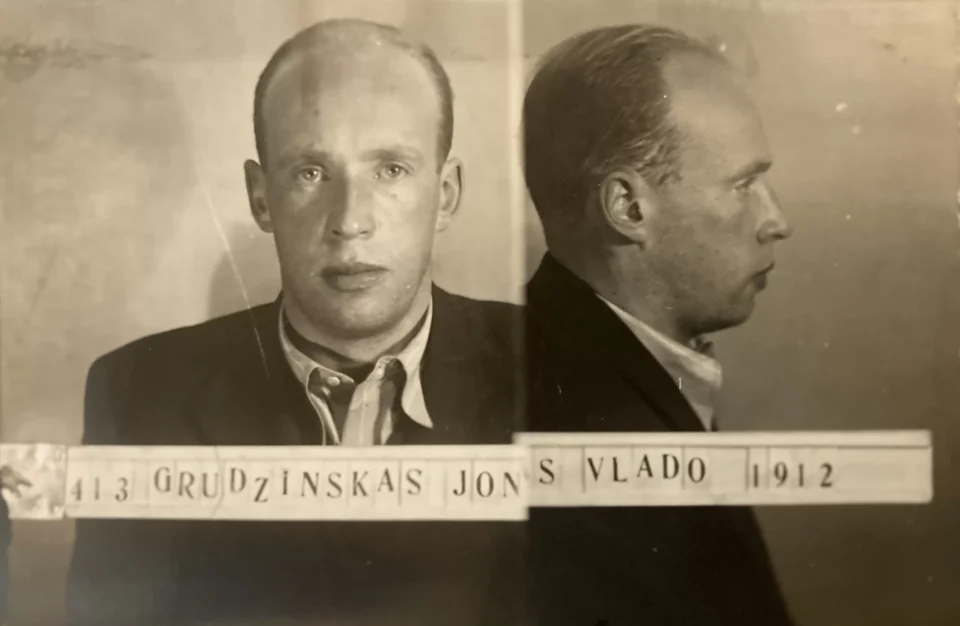 Jono Grudzinsko nuotrauka, daryta 1940 m. Kauno sunkiųjų darbų kalėjime, iš jo baudžiamosios bylos, saugomos buvusiame KGB archyve. Grudzinskų giminės archyvo nuotrauka