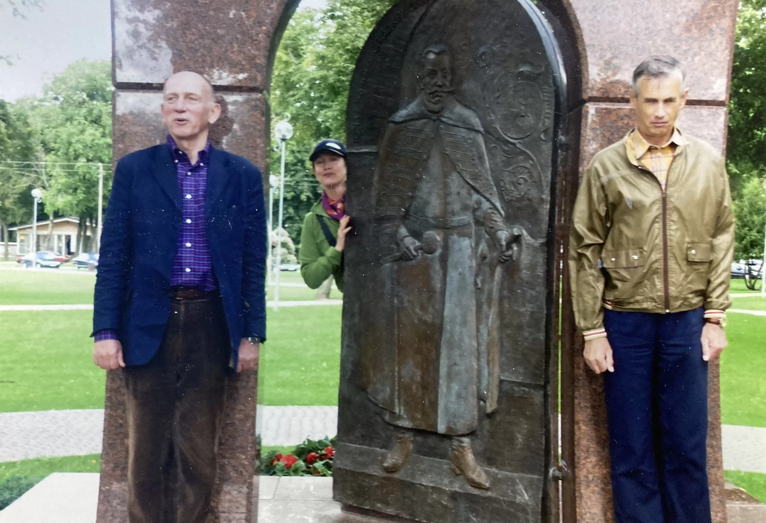 Gediminas (kairėje) ir Jonas Grudzinskai 2011 m. prie paminklo Jonui Karoliui Chodkevičiui Kretingoje, stovinčio jų senelio Vlado Grudzinsko namo, sudegusio per 1941 m. birželio gaisrą, vietoje. Viduryje – Gedimino žmona Žaklina. Grudzinskų giminės archyvo nuotrauka