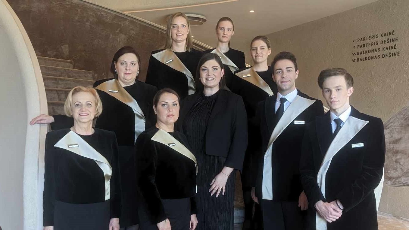 Klaipėdos valstybinio muzikinio teatro stilius atsikartoja ir dizainerės Agnės Kuzmickaitės kurtuose darbuotojų drabužiuose