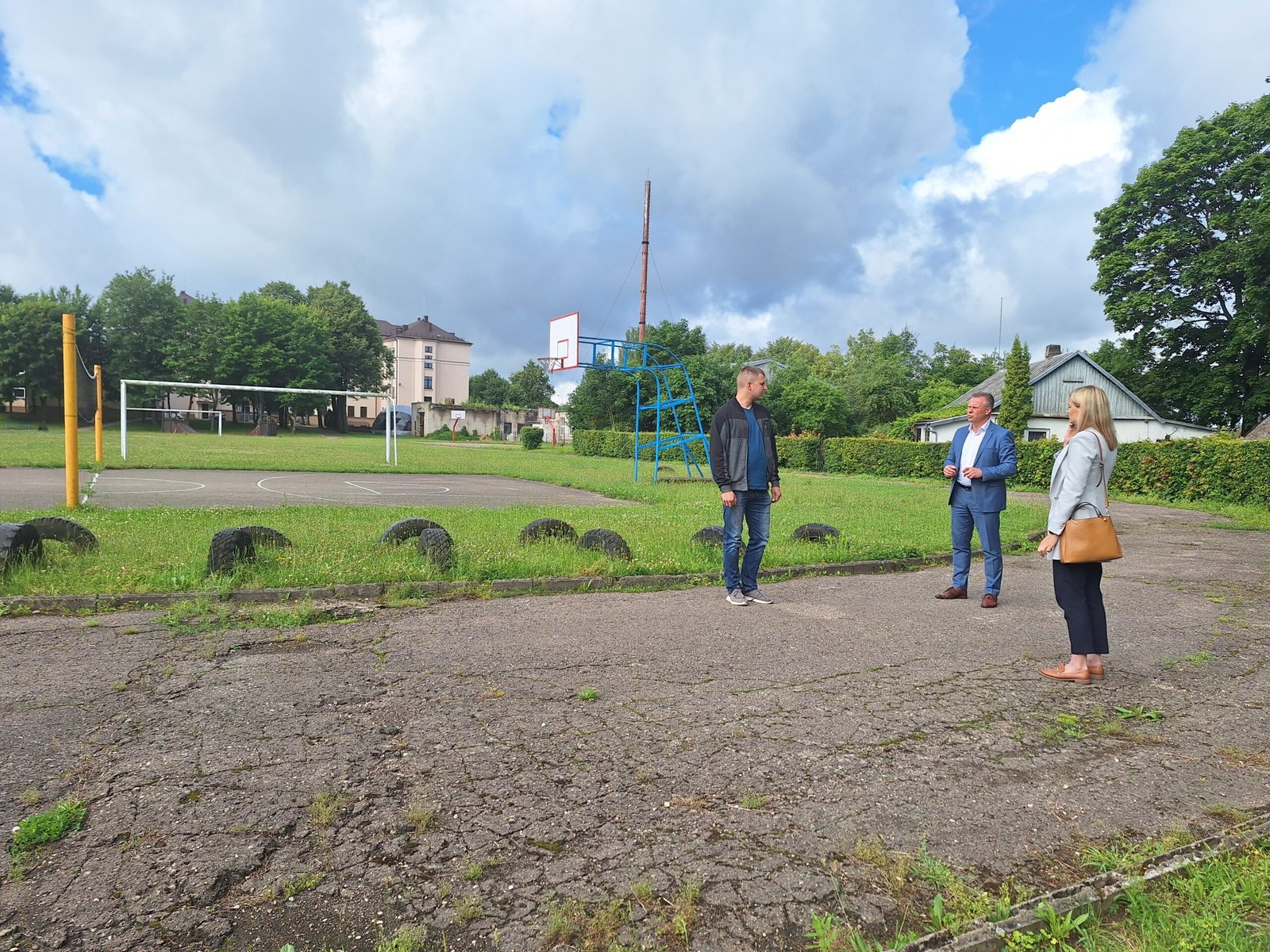 Pasirašyta sutartis dėl Salantų gimnazijos stadiono rekonstrukcijos