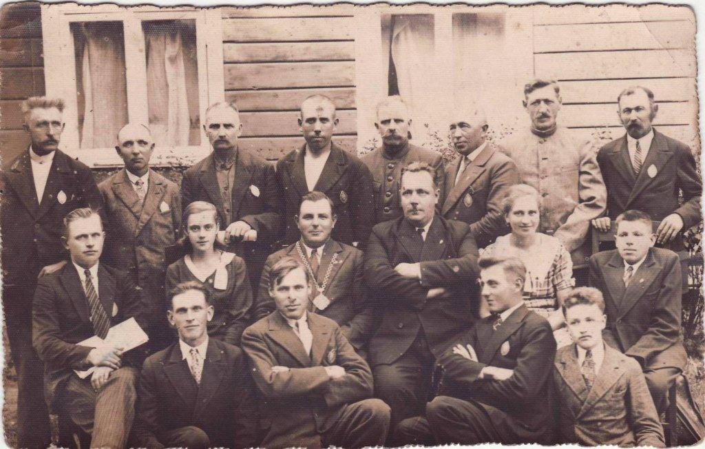 Mosėdžio valsčiaus taryba. Viduryje su viršaičio regalijomis – Jurgis Vičius. 1938 m. Malkos Sekolektoraitės nuotr., iš Edmundo Leonavičiaus archyvo