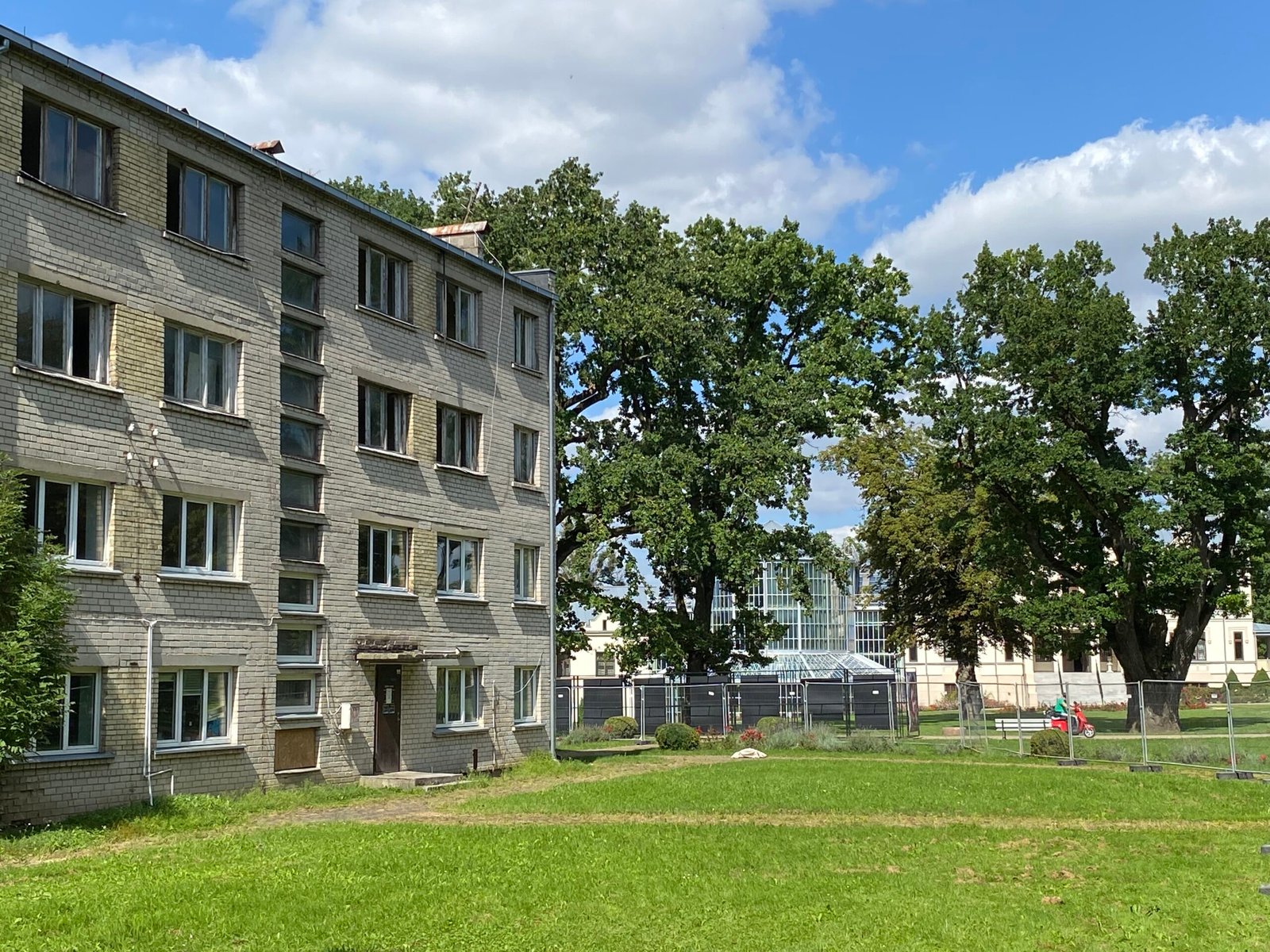 Kretingos dvaro parke neliks dar vieno svetimkūnio – sovietinio bendrabučio