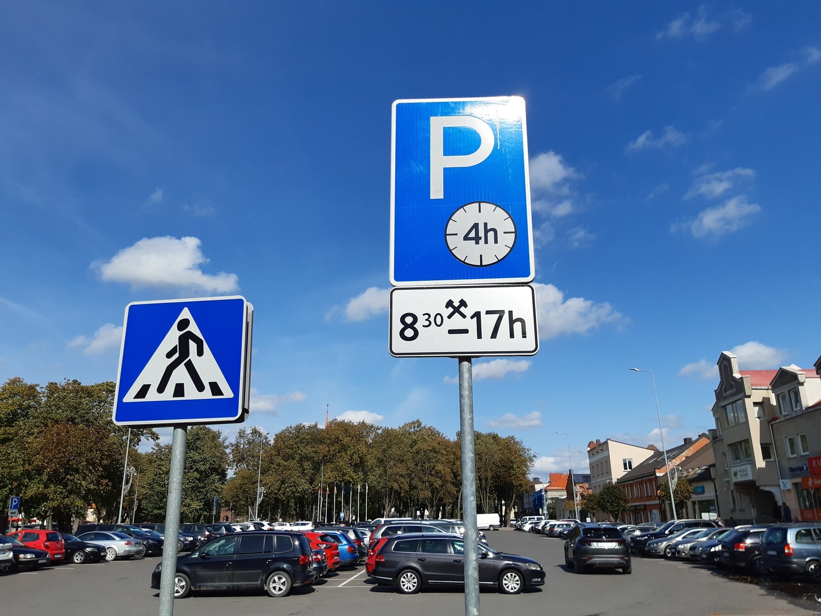 Informacija dėl transporto priemonių stovėjimo riboto laiko zonose