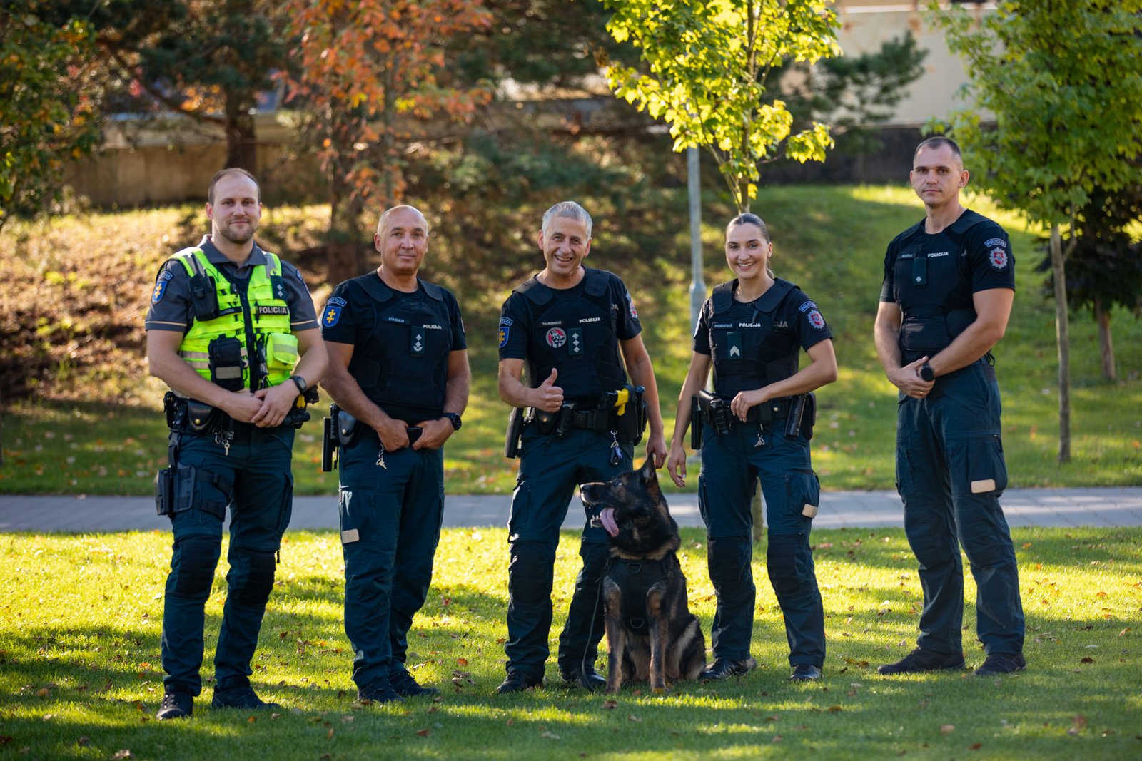 Nuotraukoje (iš kairės) - Marius Lotužis, Ramūnas Stasiulis, Tomas Taurinskis, tarnybinis šuo Rafis, Raminta Narmontaitė, Vaidotas Milieška