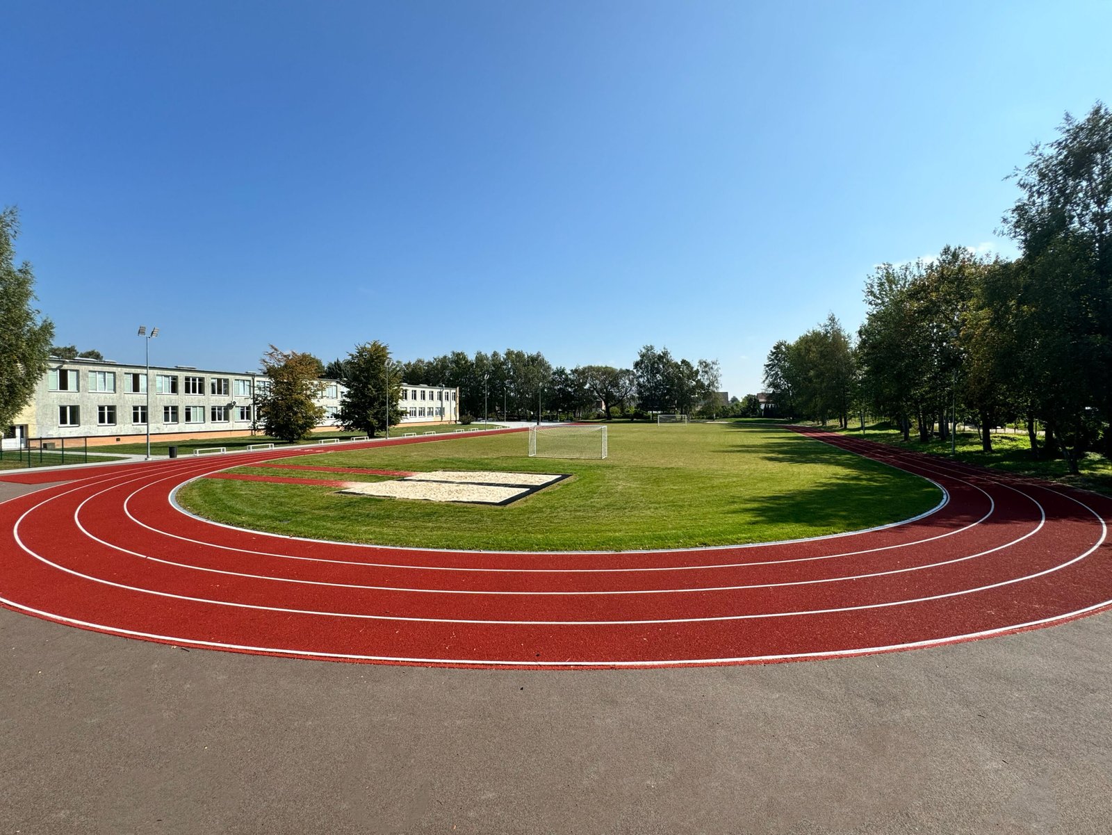 Oficialiai atidarytas atnaujintas S. Daukanto progimnazijos sporto aikštynas