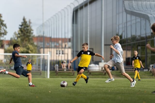 Jaunieji choristai ir jų bendraamžiai kretingiškiai išbandė jėgas futbolo aikštėje.