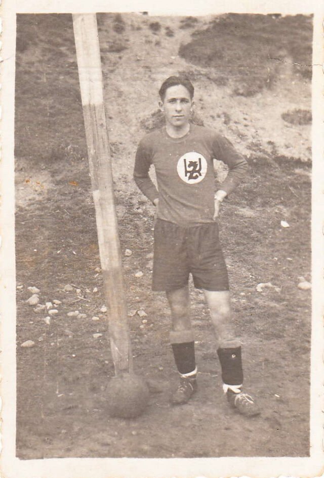 Vaclovas Brazdeikis(1933–2018), nuotraukoje vilkintis Kretingos „Žalgirio“ komandos marškinėlius, buvo ne tik geras futbolininkas, bet ir treneris, sporto vadybininkas. 1953 m. nuotr. iš Nikolajaus Gnedojaus archyvo