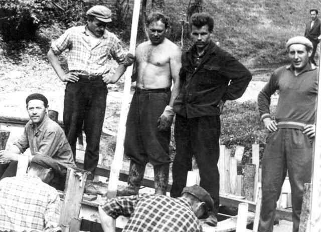 Ramutis Trumpenskas (antras iš dešinės) dirbo Kretingos statybos-remonto valdyboje darbų vykdytoju. XX a.7-o deš. nuotr. iš Trumpenskų šeimos archyvo