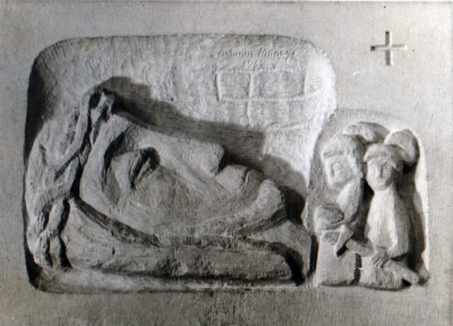 XIV Kryžiaus kelio stotis, iškalta akmenyje. Nuotr. iš knygos „Per toli gyvenu. Antano Mončio susirašinėjimai“. artseria, 2015