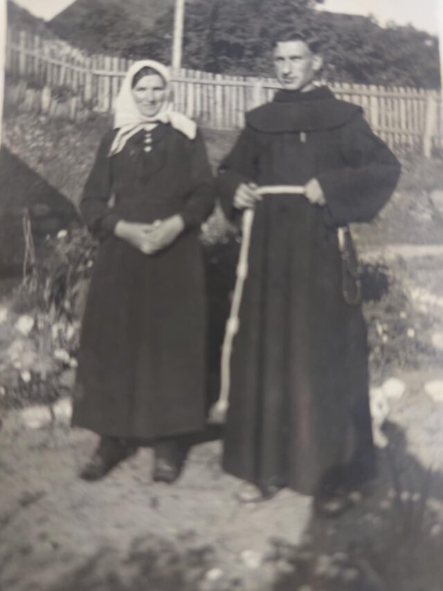 Viktoras Gidžiūnas su savo mama Kretingoje 1936 m. birželio 13 d. per Telšių vyskupijos III eucharistinį kongresą.Nuotr. iš Stasės Didžiūnaitės Tamašauskienės archyvo