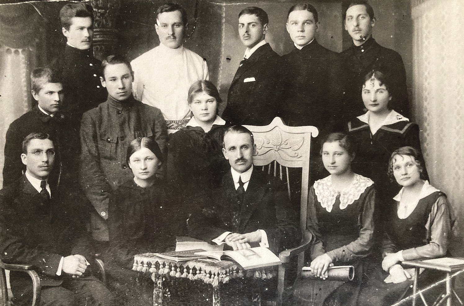Saulės gimnazijos direktorius Pranas Dovydaitis (centre) su 1919 m. abiturientais. Pirmoje eilėje antra iš kairės Ona Galdikaitė.Dieviškosios Jėzaus Širdies seserų pranciškonių kongregacijos archyvo nuotr.