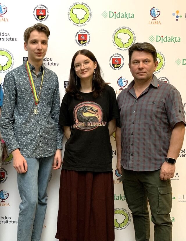 Iš karės Gimnazijos alumnas Tomas Valiūnas, IVG klasės mokinė Gustė Brazauskatė ir gegrafijos mokytojas metodininkas Vilius Adomaitis