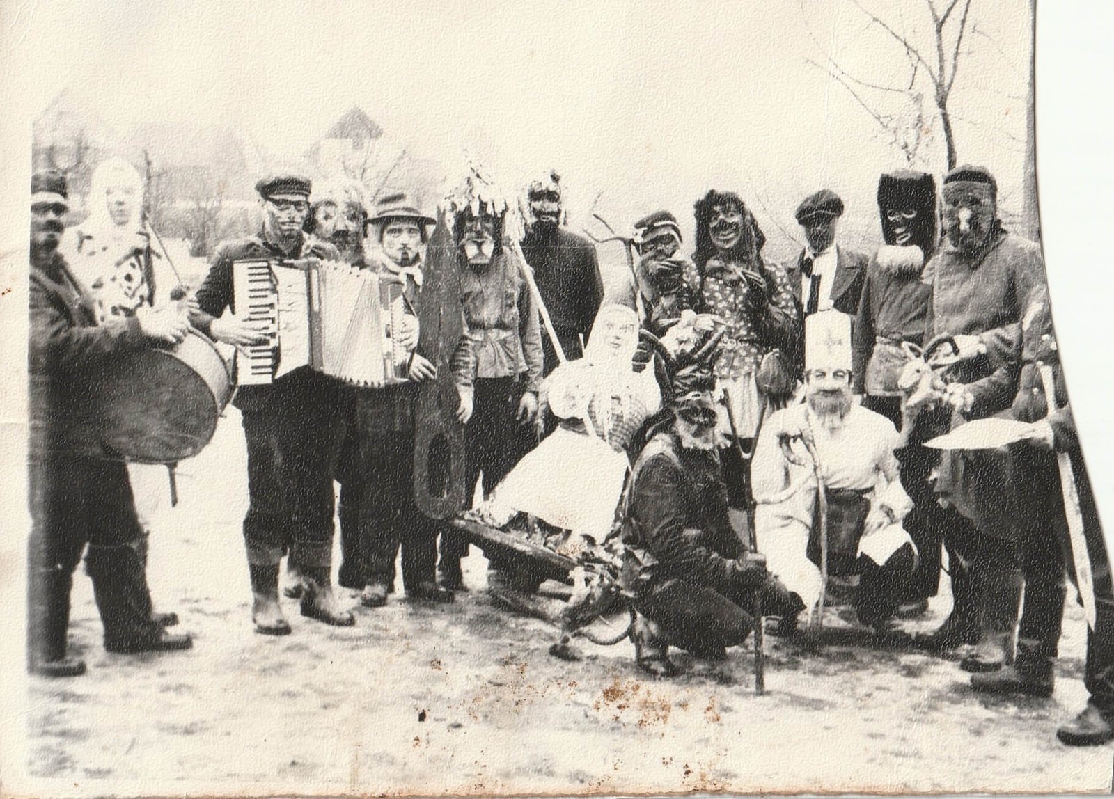 Grūšlaukės Užgavėnės persirengėliai 1968m.