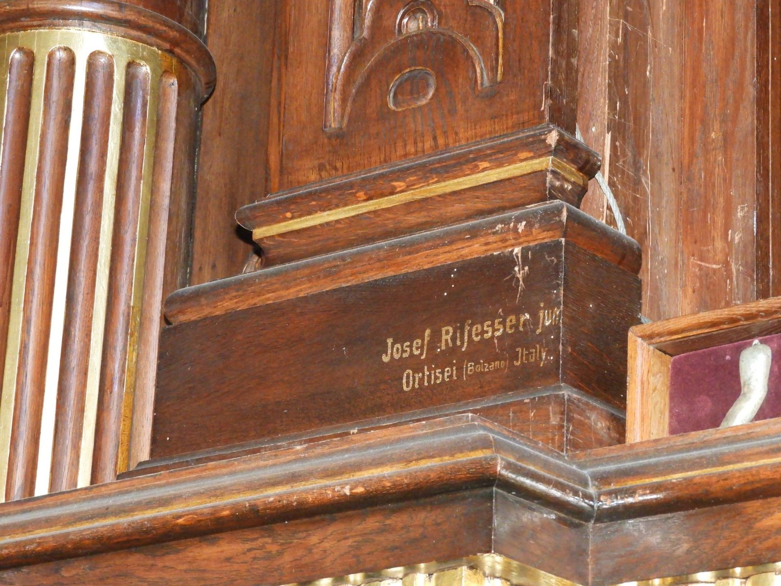 Šv. Pranciškaus Asyžiečio altoriaus fragmentas su jo autoriaus įrašu.Žibutė Vanagienės nuotr.