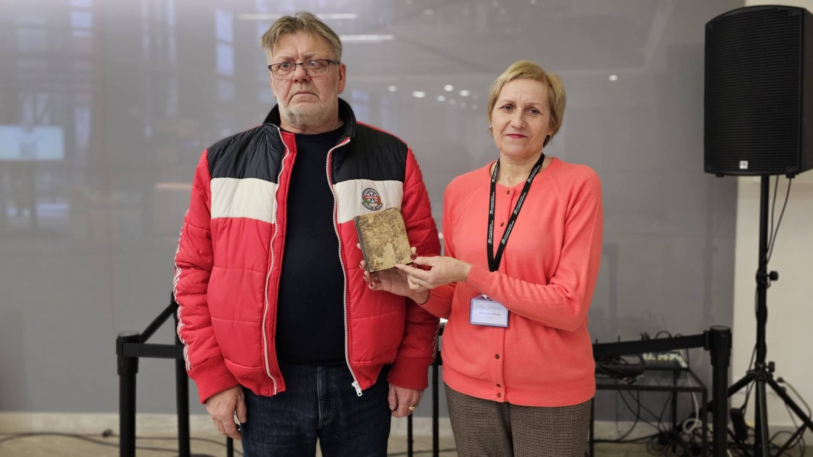 Algirdas Šakinis ir Kretingos M. Valančiaus viešosios bibliotekos direktorė Birutė Karčauskienė