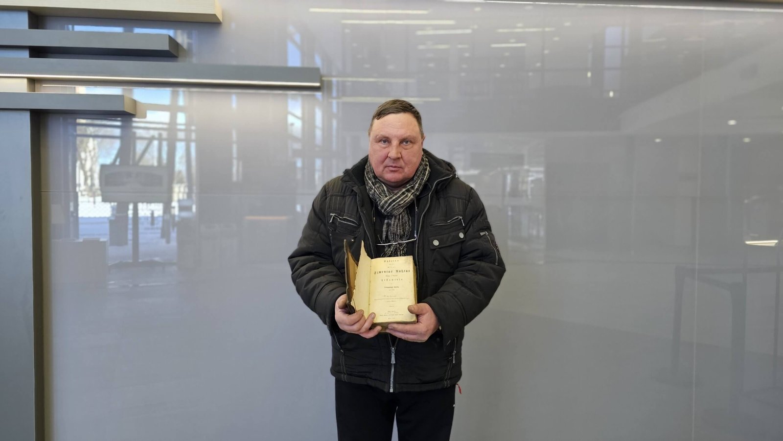 Arvydas Gvildys bibliotekai padovanojo 1869 m. išleistą Bibliją