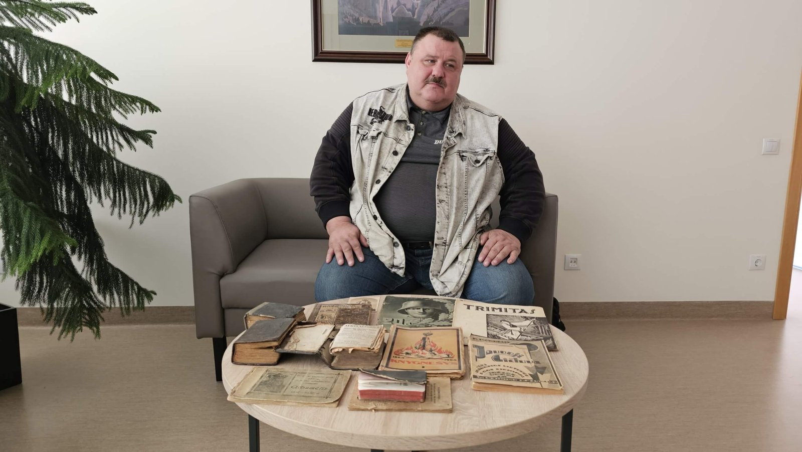 Darius Petreikis bibliotekai padovanojo istorinių knygų kolekciją