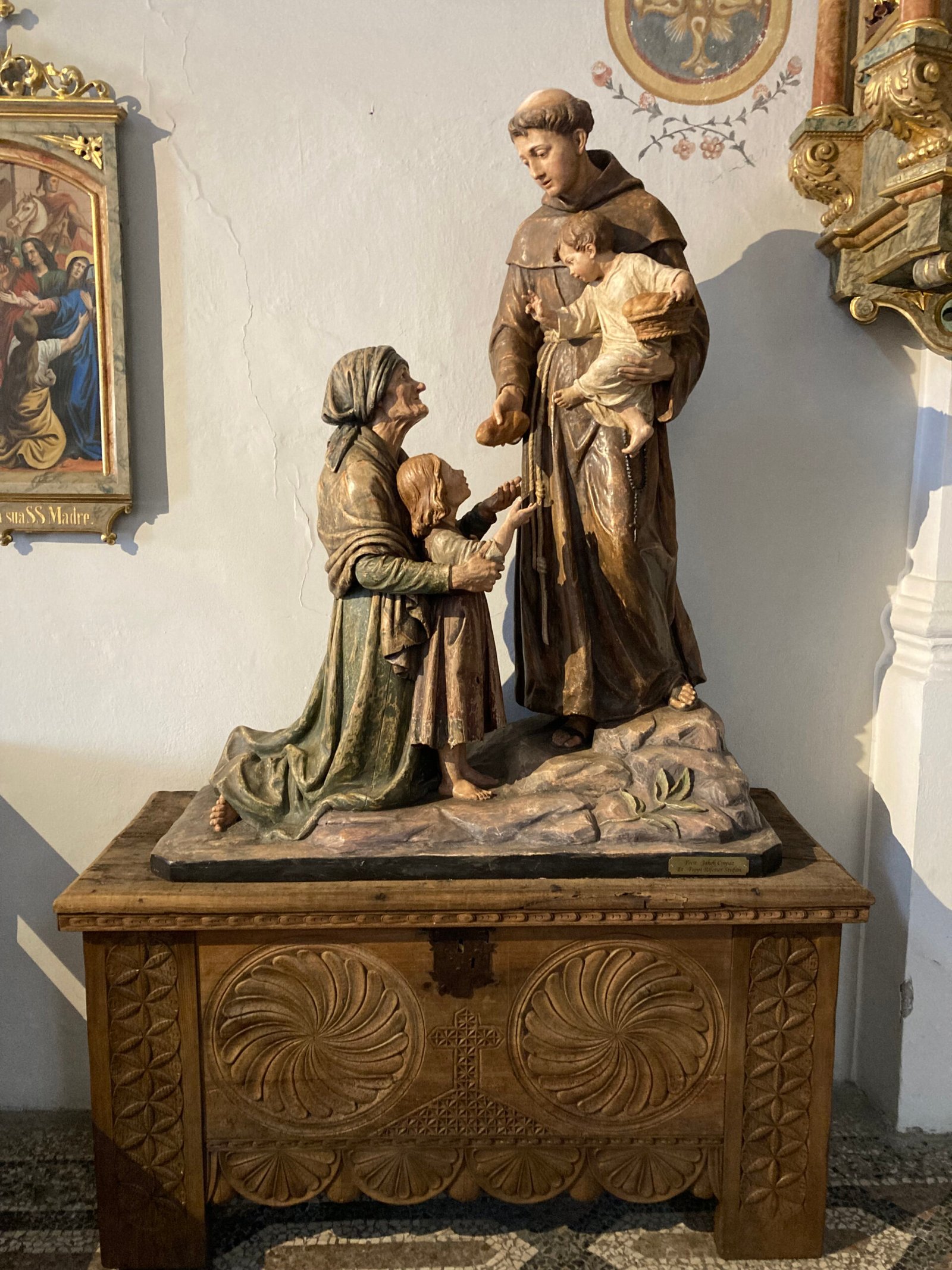 Skulptūrinė kompozicija „Šv. Antano duona“ Ortisei Šv. Antano Paduviečio bažnyčioje. Autoriaus nuotr.