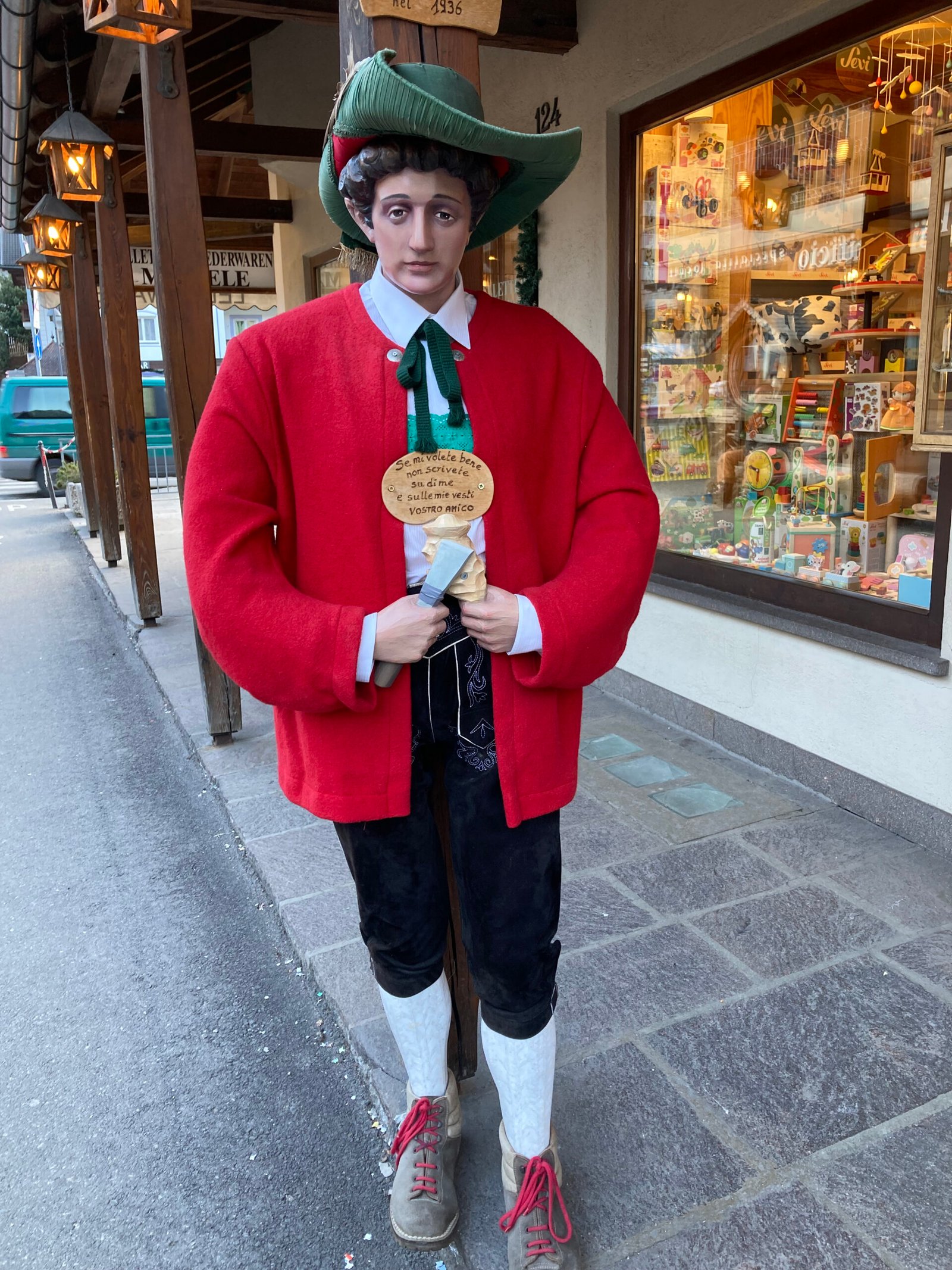 Šis stilingai apsirengęs medžio drožėjas kviečia aplankyti jo dirbinių meno saloną. Autoriaus nuotr.