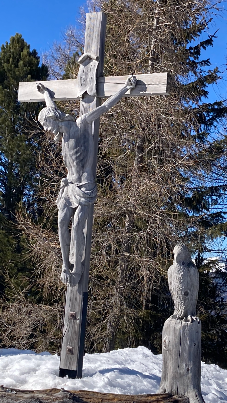 Nukryžiuotasis Kristus ir jo mirties laukiantis erelis kalno viršūnėje kviečia šalia prisėsti pavargusius slidininkus. Autoriaus nuotr.