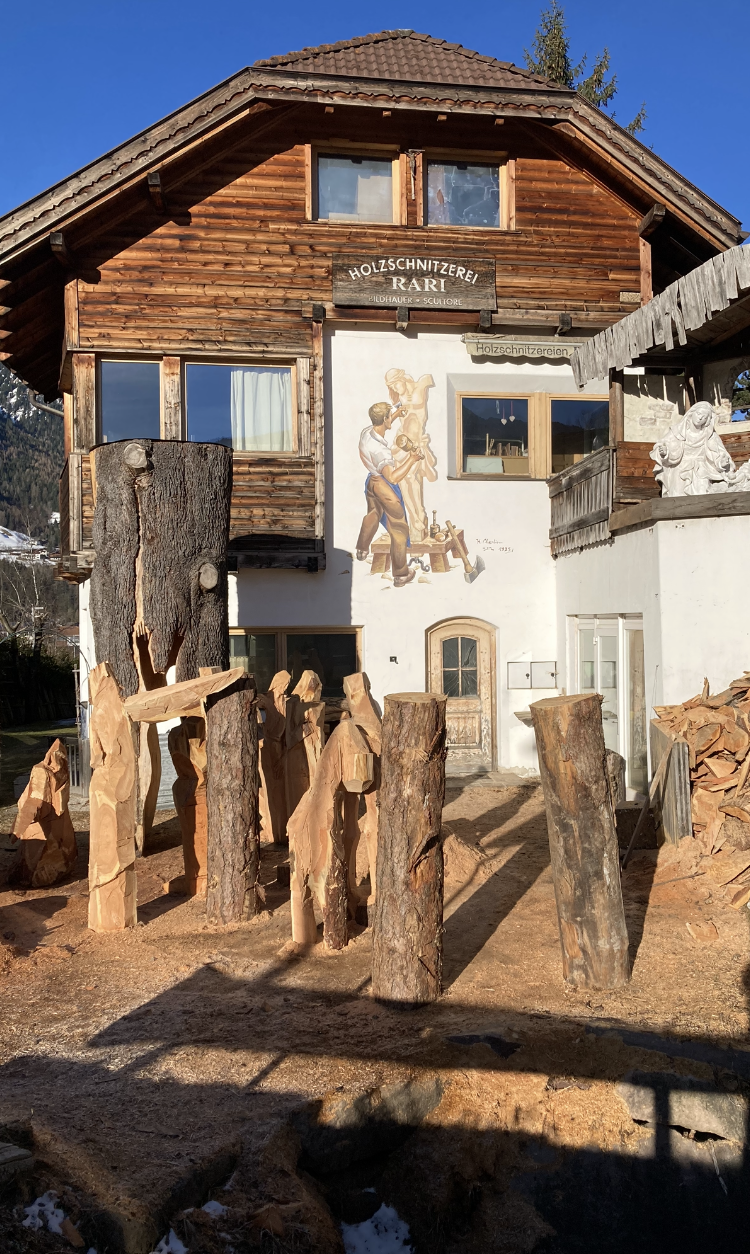 Šiuose namuose gyvena medžio drožėjas. Autoriaus nuotr.