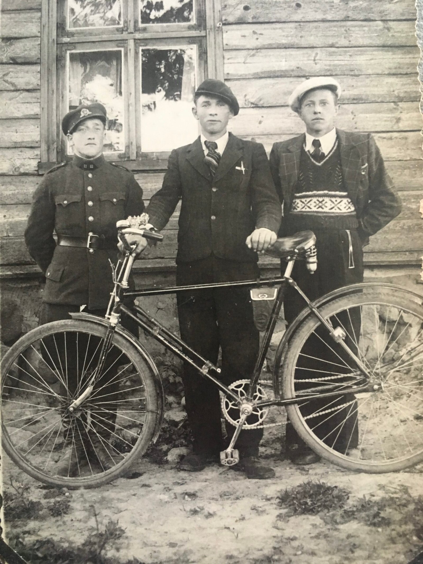 Šventiškai pasipuošę Salantų krašto vyrai nuotraukoms pozuodavo ir su dviračiais. Pirmas iš kairės – Jonas Kniūkšta, trečias iš kairės – Juozas Beniušis. 1942 m.