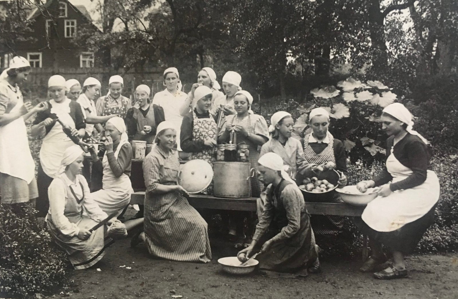 Šeimininkių kursuose salantiškės merginos mokėsi konservuoti vaisius ir daržoves. XX a. 4-as deš.