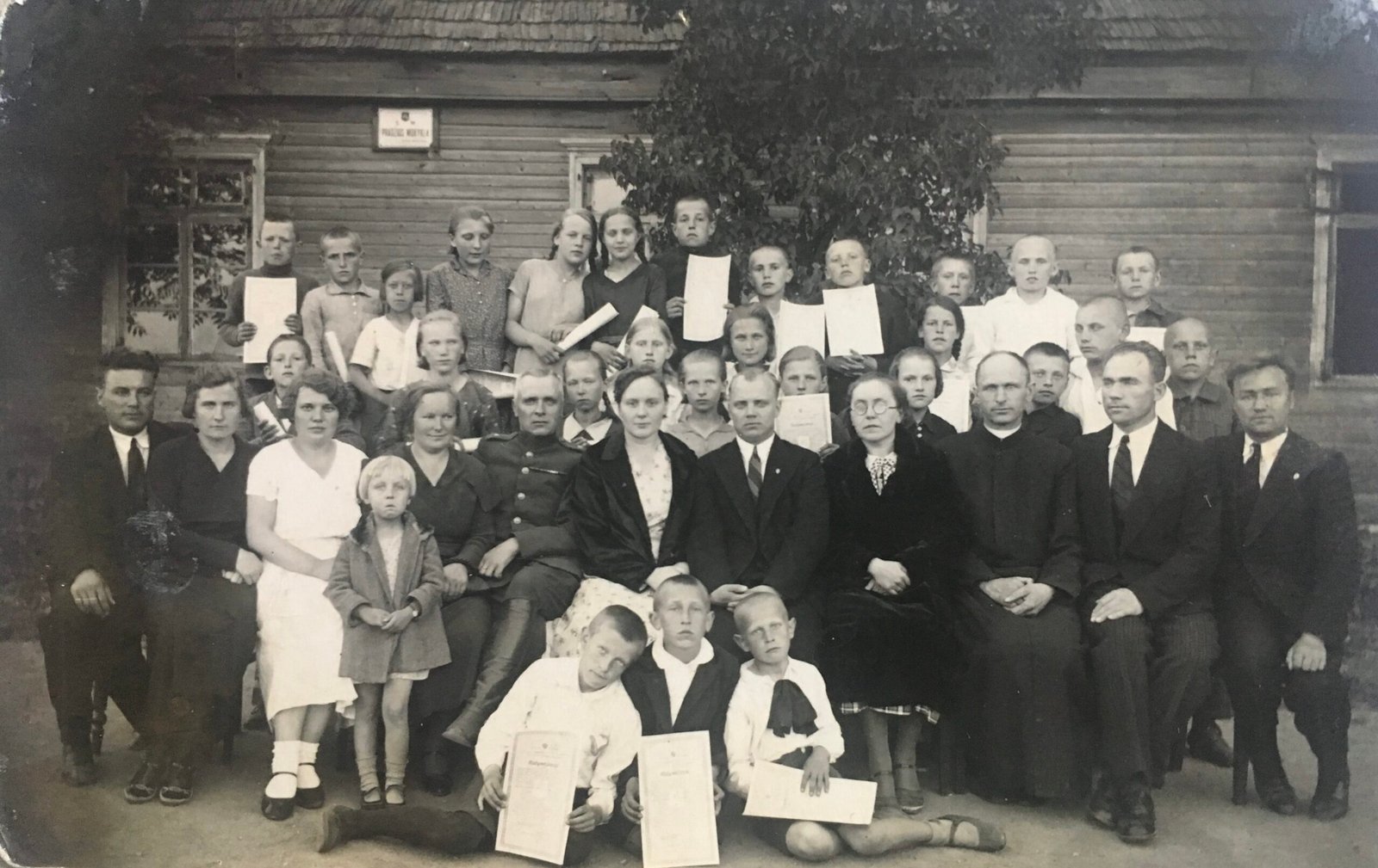 Pradžios mokyklos IV klasių baigimo šventė buvo svarbi visiems. 1934 m. birželio 2 d.