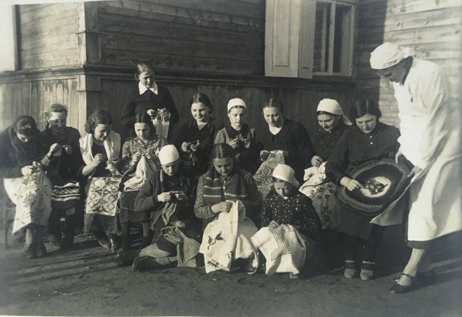 Salantuose tarp merginų buvo populiarūs siuvinėjimo kursai. XX a. 4-as deš.