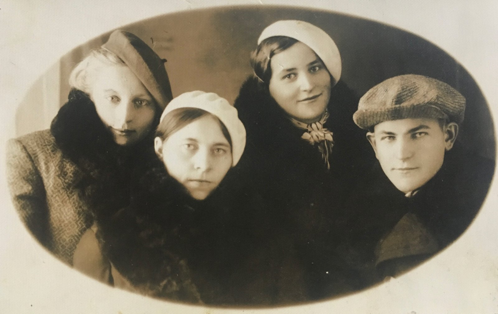 Dėl šios nuotraukos 1937 m. gruodžio 12 d. salantiškiams teko vykti į Mosėdį. Antra iš kairės – Kotryna Beniušytė. Malkos Sekolektoraitės nuotr. Ši ir visos kitos nuotraukos – iš K. Beniušytės rinkinio