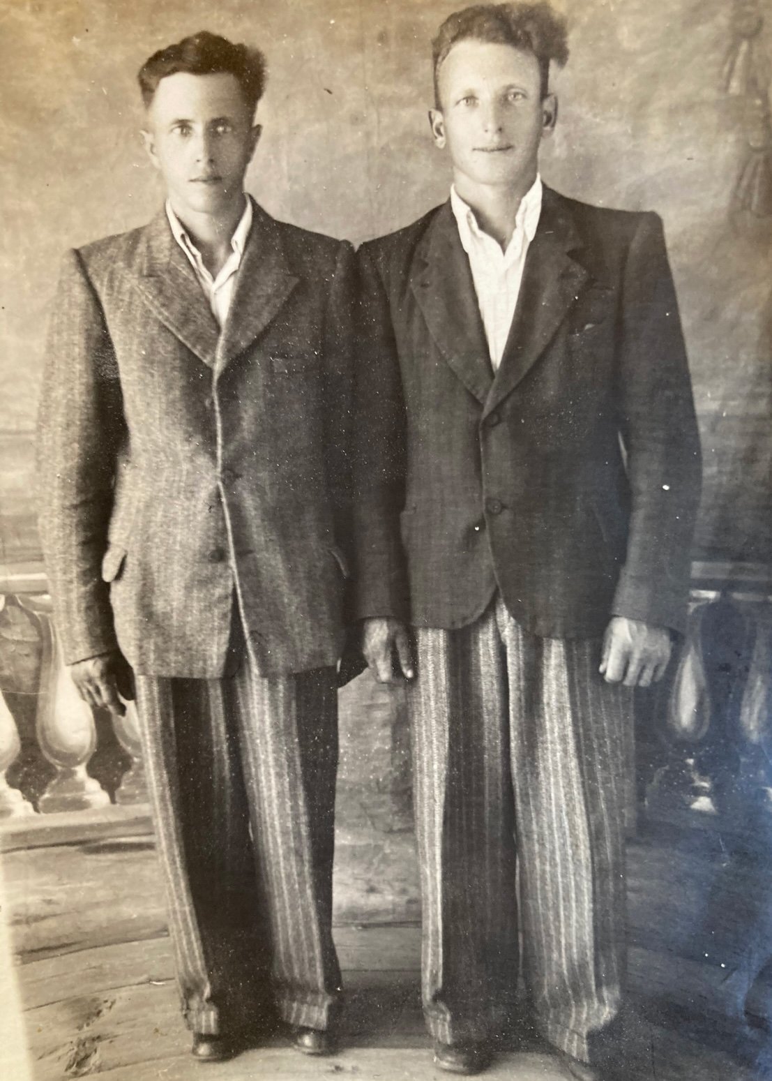 Broliai Juozas (kairėje) ir Kazys Beniušiai savo sesers Kotrynos siūtais rūbais puošėsi ir tremtyje Sibire. XX a. 6-as deš.