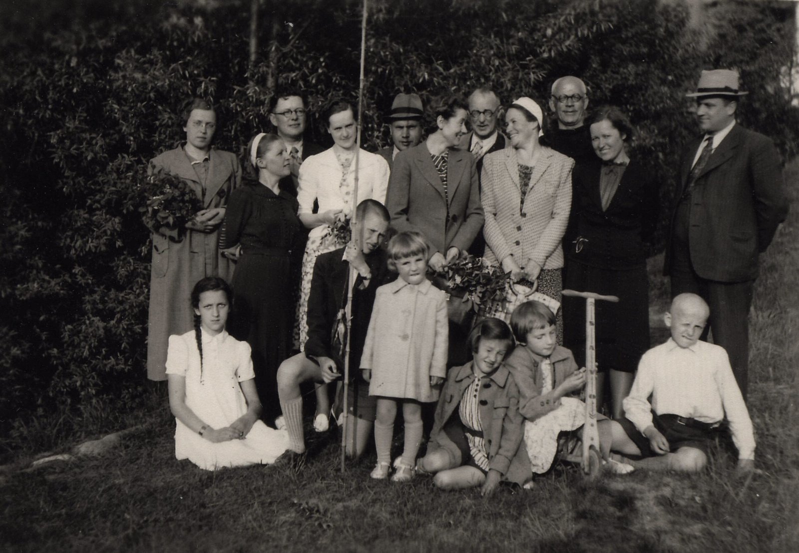Kretingiškiai inteligentai su šeimomis iškyloje: stovi (iš dešinės) – ilgametis Kretingos šaulių rinktinės vadas Petras Buragas, Juzefa Buragienė, Vincas Zajančkauskas, Eugenija Daujotienė, miškininkas Marijonas Daujotas, Emilija Kopustinskienė, Lietuvos banko Kretingos skyriaus valdytojas Povilas Kopustinskas ir kt.Marijono Daujoto nuotr. iš jo šeimos archyvo. XX a. 4-as deš.