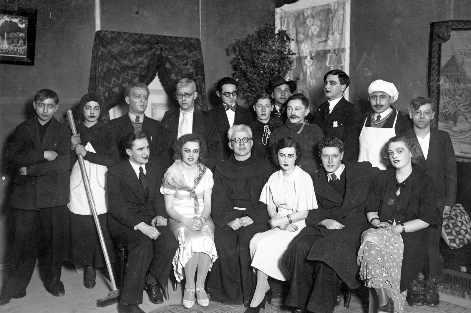 Pranciškonų gimnazijos dramos būrelis po spektaklio: pirmos eilės viduryje – jo vadovas Vincas Zajančkauskas.XX a. 4-as deš. Mažesniųjų brolių ordino Lietuvos Šv. Kazimiero provincijos archyvas