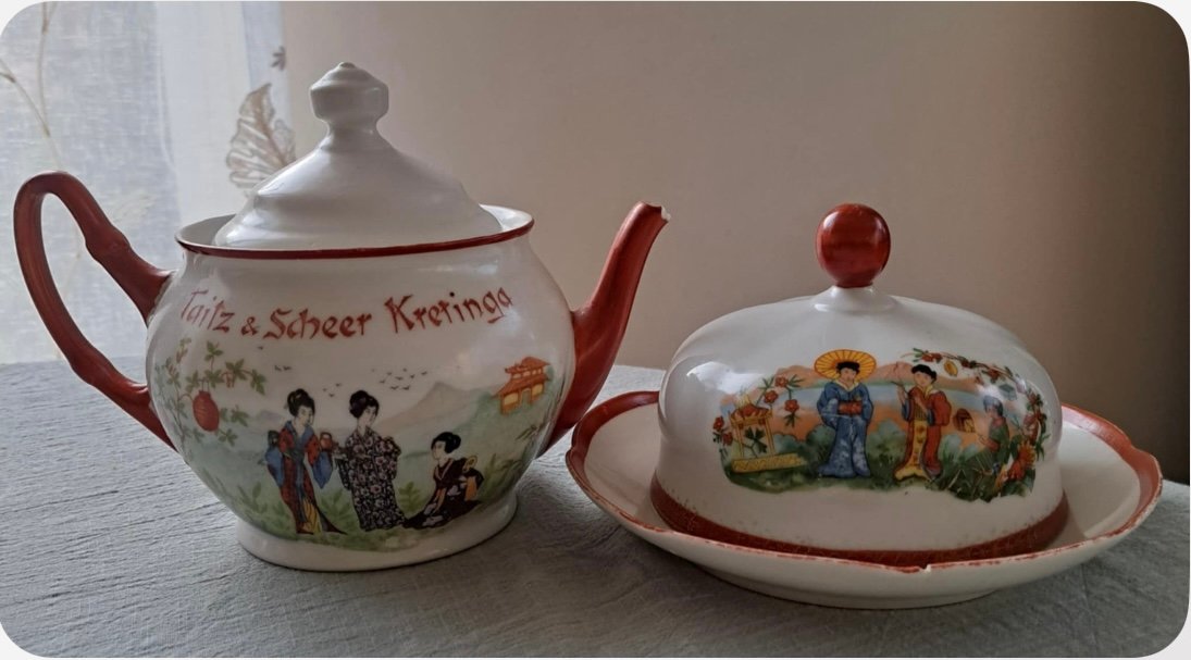 Kornelija Francūzevičiūtė šiuos Taico ir Šero bendrovės „Virdulys“ indus – arbatinuką ir sviestinę – paveldėjo iš savo senelės. Kornelijos Francūzevičiūtės nuotr.